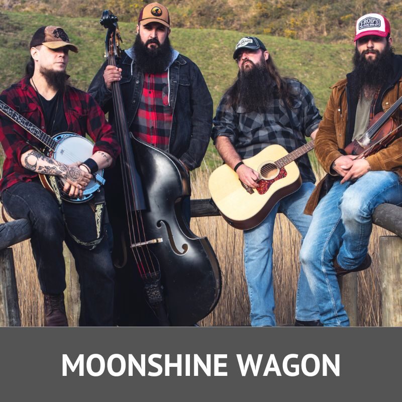 Moonshine Wagon llega para revolucionar La Gran Kedada Rural. Esta banda de heavy-bluegrass nacida en Euskadi es fácil de reconocer por sus peculiaridades: su inagotable y contagiosa energía en directo, sus conciertos llenos de humor y sus canciones, en las que se intercalan principalmente violín, mandolina, banjo, guitarra y contrabajo.